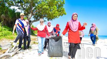 AZIZAH bersama penduduk bekerjasama membersihkan kawasan pantai sempena majlis itu.