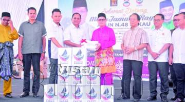 SADDI menyerahkan borang keahlian 5,000 bekas ahli Umno kepada Jaujan sambil diperhatikan oleh Mohd Ismail (tiga kiri).