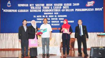 JAUJAN (tengah) menyampaikan anugerah kepada seorang penerima di majlis berkenaan.