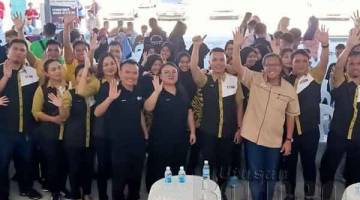 ALUMNI KTYS diketuai Pkhruddin (dua dari kanan) bersama Jame (tiga dari kanan) selepas Program Jelajah Pendidikan KTYS di Kota Belud.