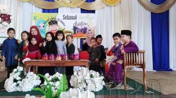 MURID Prasekolah SKLT ceria meraikan Aidilfitri.