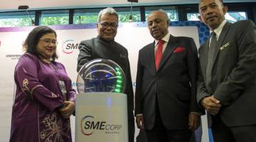 LANCAR: Redzuan (dua, kiri) ketika melancarkan Program SME Rakan Kongsi Pelaburan di SME Corporation Malaysia (SME Corp), KL Sentral semalam. Turut hadir (dari kiri) Ketua Setiausaha Kementerian Pembangunan Usahawan Datuk Wan Suraya Wan Mohd Radzi, Pengerusi SME Corp Datuk Seri Syed Hussien Al Habshee dan Ketua Pegawai Eksekutif SME Corp Noor Azmi Mat Said. — Gambar Bernama