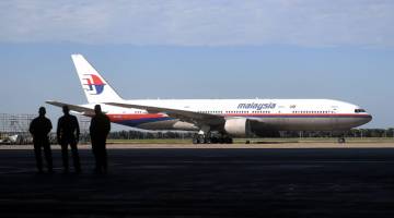 DALAM KAJIAN: Kerajaan sudah menerima empat tawaran daripada syarikat-syarikat yang berminat untuk mengambil alih syarikat penerbangan negara, Malaysia Airlines Bhd, kata Perdana Menteri Tun Dr Mahathir Mohamad. — Gambar Bernama