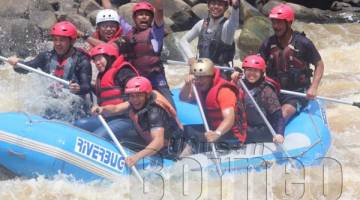 JAMAWI, Azlan dan peserta lain melalui cabaran yang mendebarkan semasa aktiviti rafting di Sungai Padas.