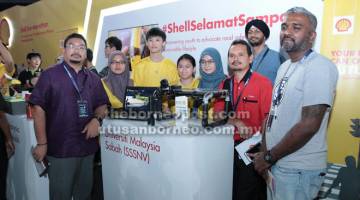 FOKUS: Pasukan yang mewakili UMS dengan hasil projek semasa Program #ShellSelamatSampai bersama Prithipal (belakang, dua kanan).