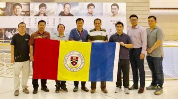 ROMBONGAN UMS bersama pegawai Huawei d Huawei University, Shenzhen. Turut kelihatan Kamarudin (empat kanan).