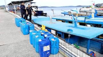 BEKALAN minyak diesel dan petrol yang dirampas dari bot nelayan.