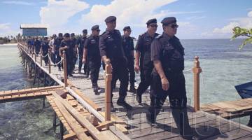 OMAR mengetuai lawatan polis ke Pulau Kulapuan sambil meninjau kawasan perairan yang dikatakan menjadi lokasi kejadian dan tempat tiga mayat ditemui.