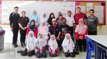 PELAJAR OUM bergambar bersama guru dan murid PPKI. 