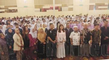 VIVIAN bersama warga pendidik dan pelajar SMK Muhibbah yang menyertai Seminar Motivasi SMK Muhibbah 2019.