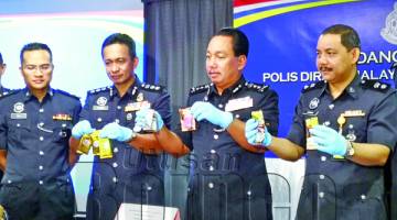 ZAINI (dua kanan) bersama Ketua Polis Daerah Kota Kinabalu Asisten Komisioner Habibi Majinji (dua kiri) menunjukkan bungkusan plastik yang mengandungi dadah.