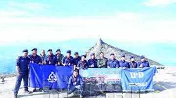 SEBAHAGIAN warga PDRM mengabadikan kenangan mengibar bendera Sang Saka Biru di puncak Gunung Kinabalu.