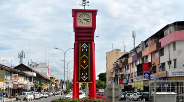  Menara jam tertua yang menjadi mercu tanda Tuaran, kini berwajah baharu selepas Majlis Daerah Tuaran (MDT) mengambil langkah membaik pulihnya. - Gambar Bernama