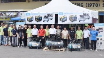 MICHAEL (tengah) bersama Hong (lima kanan) dan Loh (sembilan kiri) pada siri jelajah memperkenal Kompresor Piston Series-ATB di Sandakan.