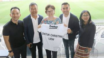 CHRISTINA (tengah) menunjukkan jersi yang diterima daripada Umut (dua kanan). 