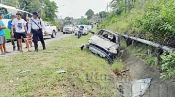 KEADAAN kereta sedan yang terbabas sebelum dilanggar oleh motosikal mangsa.