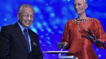 CANGGIH: Dr Mahathir ketika berinteraksi dengan Sophia, robot humanoid sosial yang dikuasakan dengan kecerdasan buatan teknologi teras Revolusi Industri 4.0 (IR4.0) pada Majlis Perasmian ‘Beyond Paradigm Summit 2019’ di Pusat Perdagangan dan Pameran Antarabangsa Malaysia (MITEC) semalam. — Gambar Bernama