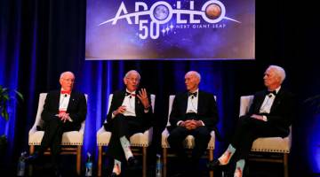 LEGENDA ANGKASA: Collins (dua kanan) bersama (dari kiri) Pengarah Penerbangan Apollo Gerry Griffin, angkasawan Apollo 16             Charlie Duke dan angkasawan Apollo 9 Rusty Schweikart bercakap semasa panel perbincangan pada ulang tahun ke-50 pelancaran Apollo 11, di Pantai Cocoa, Florida, Amerika Syarikat kelmarin. — Gambar Reuters