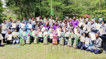 ROSNI (tengah) bersama peserta Perkhemahan Kemahiran Pengakap yang diadakan di Desa Tunas Hijau, Kampung Sungai Pagar.