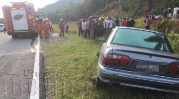 KEMALANGAN terbabit turut menarik perhatian pengguna jalan Semporna-Tawau untuk singgah menyaksikan keadaan yang berlaku.- (foto ihsan bomba).