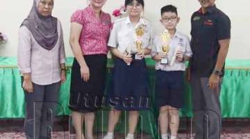 JOHAN acara scrabble (SR), Dresden Lim Zhan Le dan Liew Shi Kee dari SJK(C) Chee Vun bergambar kenangan bersama Ahmad Yussof (kanan) dan Yu Shee Shee (dua kiri).