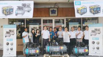 MICHAEL (empat dari kiri) dan Frankie (empat dari kanan) bersama kakitangan KTS Tawau semasa mempromosikan Kompresor Piston Series-ATB Atlas Copco.