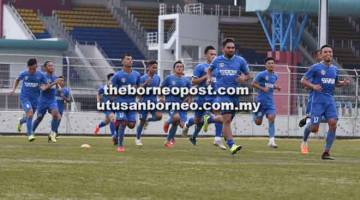 GIGIH: Pemain Kuching FA gigih menjalani latihan persediaan menentang Puchong Fuerza FC petang ini.