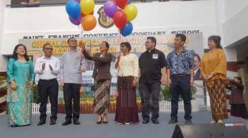 JENIFER (empat kiri) menyempurnakan gimik perasmian bangunan sekolah SM St Francis Convent yang baharu, sambil diperhatikan oleh tetamu kehormat lain.