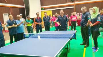 PETER memulakan permainan ping pong sebagai simbolik perasmian Sukan Dwi Tahunan KPI 2019.