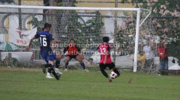 TENDANG: Pemain Nangka United melakukan tendangan ke gawang lawan sebelum kemenangan berpihak kepada Nangka United 5-1.