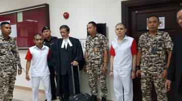 Mohd Nazarie dan Suffry bersama peguam mereka di lobi Mahkamah Kuching.
