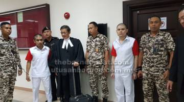 RAYUAN DITOLAK: Mohd Nazarie dan Suffry bersama peguam mereka semasa berada di lobi Mahkamah Kuching.