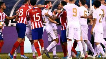 TEGANG: Insiden pergelutan yang berlaku ketika perlawanan persahabtan pramusim di antara Real Madrid dan Atletico Madrid di Stadium MetLife, New Jersey. — Gambar AFP