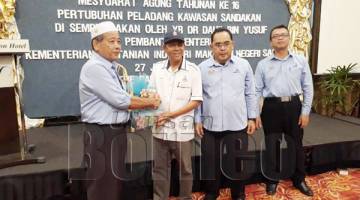 HAJI Hamdan (kiri) menyampaikan cenderahati kepada Dr. Daud pada Mesyuarat Agung Tahunan Kali Ke-16 Tahun 2019.