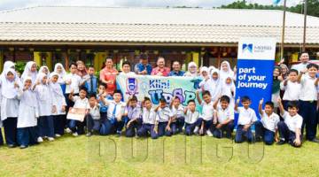 PARA pelajar menunjukkan isyarat bagus selepas klinik UPSR yang diadakan di SK Bambangan.