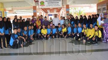 Peserta SMK Mutiara dan SMK Labuan bersama pegawai Jawi Labuan. Berdiri dari tengah: Cikgu Nurul Syazwanie Abdullah, Ustaz Zainal, Ustaz Mohd Basri, Ustazah Siti Aminah, Mohd Nizam, Ustaz Zulaini, Cikgu Masri Ayong, Ustazah Munyati Abdullah dan Ustazah Hajjah Roshidah Saad.