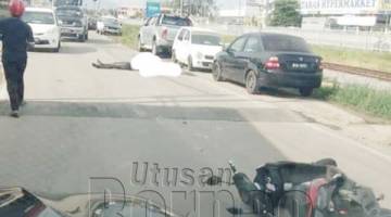 MANGSA terbaring di atas jalan selepas terbabas melanggar bonggol jalan di Petagas.
