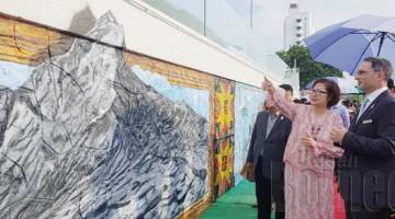 CHRISTINA (dua, kanan) diiringi Thor (kanan) melihat lukisan mural sempena Majlis Ulang Tahun ke-40 Hyatt Regency Kinabalu, di sini pada Khamis.
