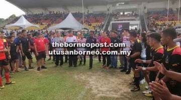 RASMI: Abdul Karim merasmikan Kejohanan Ragbi Sibu Piala Brother Albinus Edisi Kelima 2019 di Stadium Tun Zaidi, petang semalam.