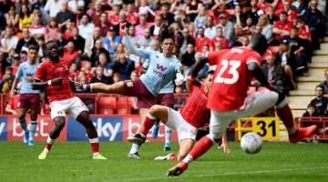 TONGGAK UTAMA: Grealish (tengah) ketika beraksi dalam perlawanan persahabatan pramusim di antara Aston Villa dan Charlton Athletic di The Valley, bulan lalu. — Gambar Reuters