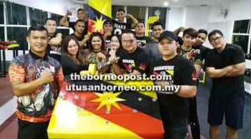 SEDIA BERTARUNG: Matthew (tiga kanan) bersama pegawai-pegawai dan ‘pullers’ Sarawak pada sesi latihan persiapan kejohanan gusti lengan kebangsaan di Kuala Lumpur.