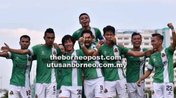 GEMBIRA: Pemain-pemain Kuching FA meraikan jaringan kemenangan Sahran (dua kiri) pada perlawanan menentang JBFA di Johor semalam.