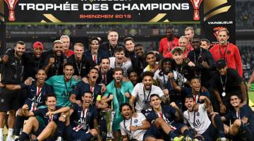 MALAM GEMILANG: Pemain dan kru pasukan PSG meraikan kejayaan mereka menjulang kejuaraan Trofi Juara Perancis dengan menumpaskan Rennes 2-1 pada perlawanan final yang berlangsung di Stadium Shenzhen Universiade di Shenzhen. — Gambar AFP