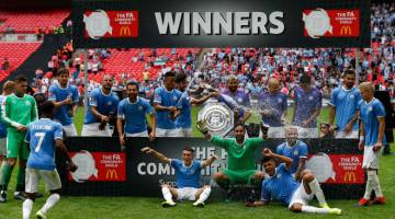 KEJUARAAN PERTAMA: Para pemain City meraikan kejayaan mereka bersama Piala Perisai Komuniti selepas menewaskan Liverpool pada perlawanan di Stadium Wembley, London Ahad lepas. — Gambar AFP