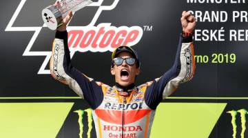 CERIA: Marquez meraikan kejayaannya menjuarai MotoGP Czech di atas podium selepas tamat perlumbaan di Brno, Republik Czech Ahad lepas. — Gambar Reuters