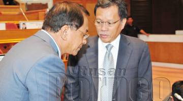BINCANG: Jaujan (kiri) berbincang sesuatu dengan Ketua Menteri Datuk Seri Mohd Shafie Apdal di persidangan DUN Sabah pada Selasa.