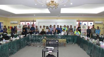 JOM MERIAHKAN: Wong (duduk, enam kiri) mengadakan mesyuarat bersama jawatankuasa penganjur ‘Sebangkoi Mountain Bike Challenge 2019’ di Sarikei semalam. 