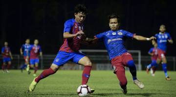 KAWAL: Pemain JDT II, Mohamad Khairullah Halim (kiri) diasak Badrul Hisham Hussien (kanan) pada perlawanan Piala Cabaran 2019 di Stadium Majlis Perbandaran Pasir Gudang, Johor malam kelmarin. — Gambar Bernama