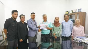 MA’MUN menerima profil program Peduli Anak Sabah daripada Azizul.