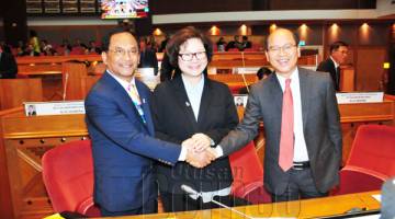 MESRA: Jaujan (kiri) bersalaman dengan Timbalan Ketua Menteri Datuk Christina Liew (tengah) dan Datuk Seri Wilfred Madius Tangau.